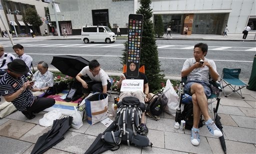 日本東京「果粉」排隊買iPhone 5一景。(圖／達志影像／美聯社)