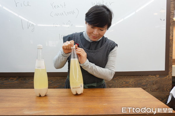 雨夜必飲「馬格利」，釜山香檳小米酒噴響迎賓「酵」聲。（圖／記者嚴云岑攝）