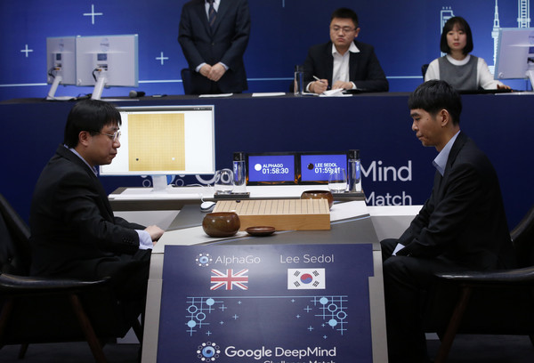 世界圍棋冠軍將李世石(右)跟AlphaGo)對弈。左為Ajax。（圖／達志影像／美聯社）