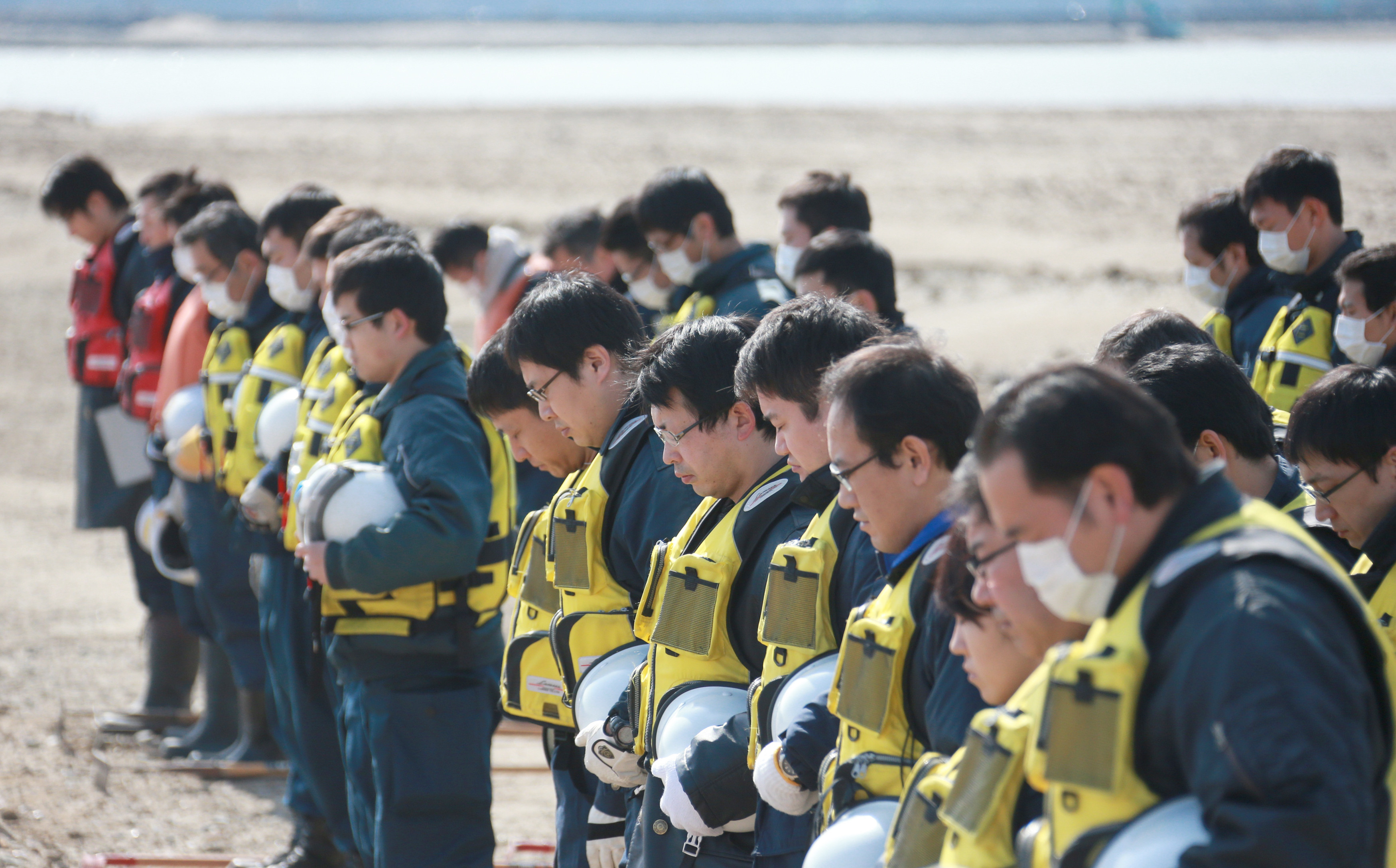 日本311大地震與福島核災，奪走1萬7千多人性命，5周年之際警察與救難人員在宮城縣哀悼。（圖／達志影像／美聯社）