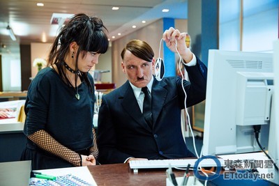 希特勒穿越時空到現代　瞪大眼盯電腦跟滑鼠稱奇超爆笑