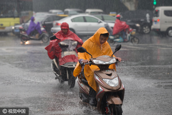下雨天雨衣臭臭怎麼辦？（示意圖／CFP視覺中國）