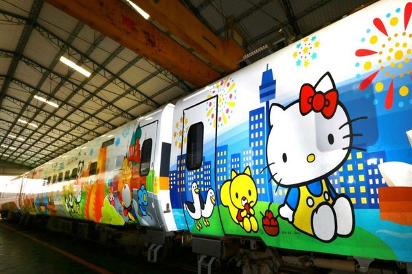 台鐵KITTY彩繪列車。（圖／台鐵提供）