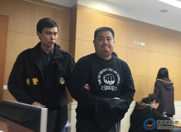 朱雪璋被移送台北地檢署，強調警方搜出的刀不是兇刀，也沒叫員工遮監視器。（圖／記者楊佩琪攝）