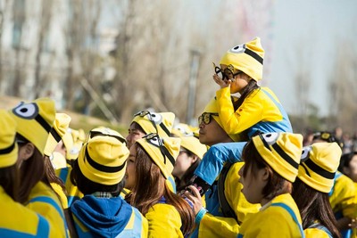 變身小小兵！日本路跑趴踢　萬人「一片黃」壓軸在札幌
