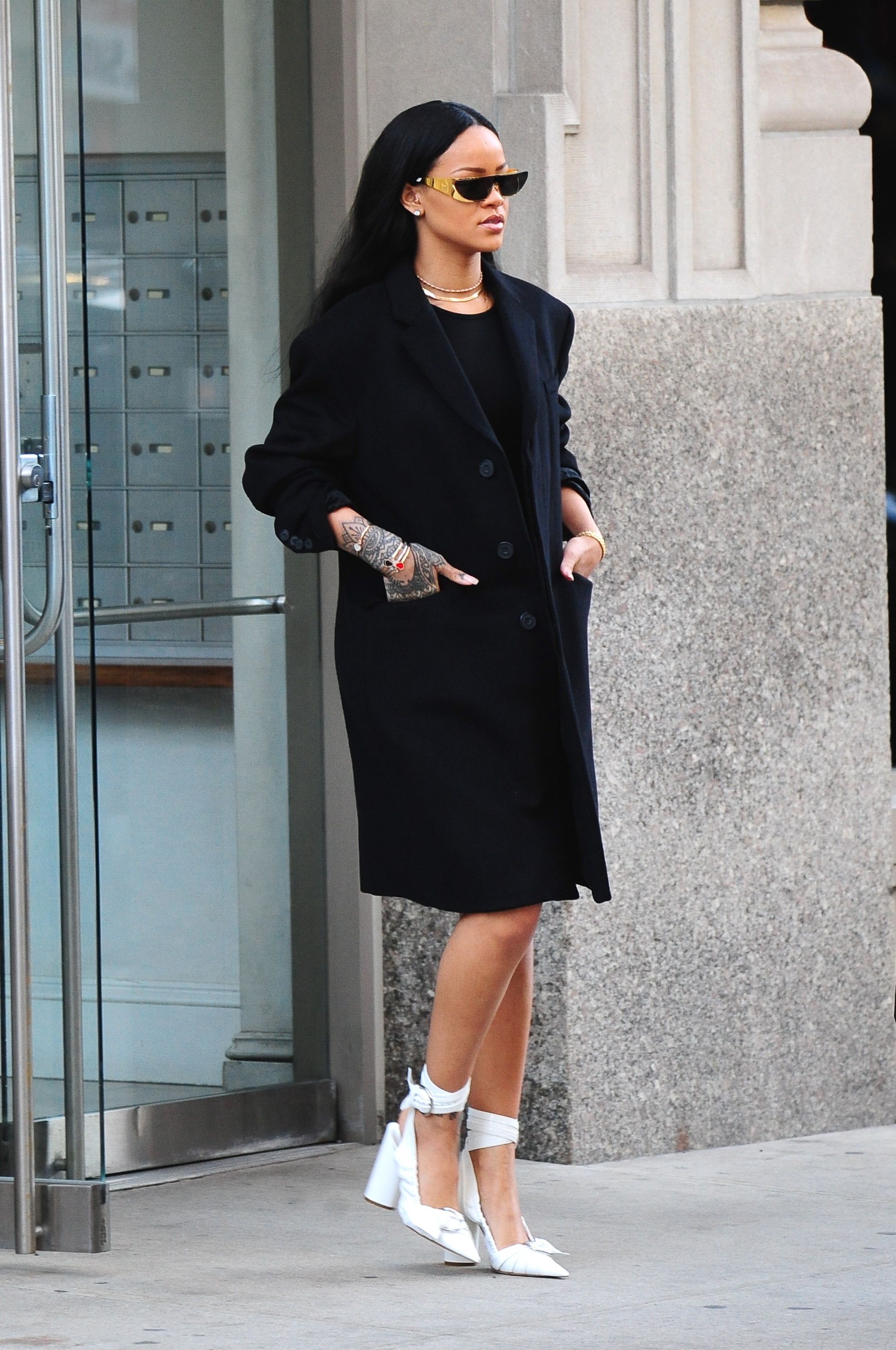 蕾哈娜皮衣包緊只露美腿 千萬鑽石閃爆回歸時尚圈 | ET Fashion | ETtoday新聞雲