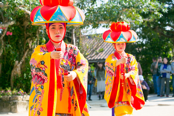 「琉球村」充满浓浓日本风,穿著美丽的琉球传统服饰的人在园区中