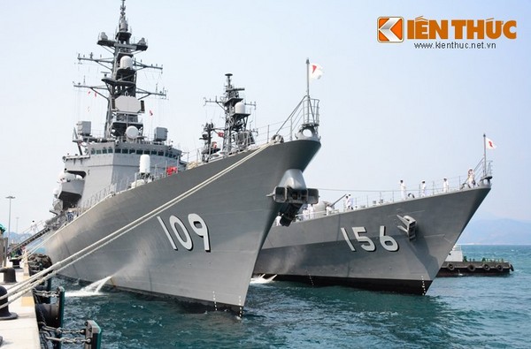 日本海上自衛隊兩艘護衛艦「有明號」(左)與「瀨戶霧號」首度停靠越南軍事重鎮金蘭灣。（圖／翻攝自越南新聞網）