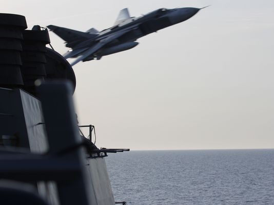 美軍駐歐洲司令部發表的影像，顯示一架「蘇-24」戰機飛掠過美軍驅逐艦「唐諾•庫克號」。（圖／美軍駐歐洲司令部官網照片）