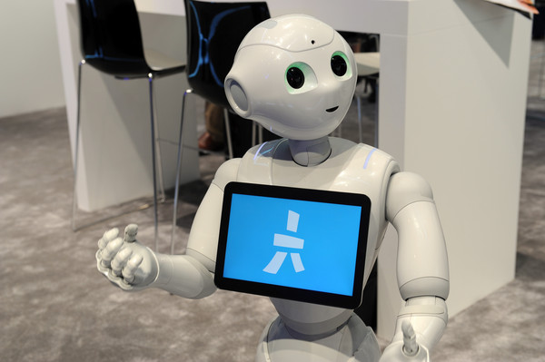 ▲軟體銀行機器人Pepper成為世界第一台入學就讀的機器人，並說自己像「杯麵」一樣，白白圓圓的。（圖／達志影像／美聯社）