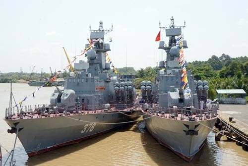 越南兩艘國產最新型「閃電」級導彈艇正式下水服役。（圖／翻攝自環球軍事）