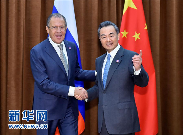 中國外交部長王毅（右）與俄羅斯外交部長拉夫羅夫（Sergey Lavrov）。（圖／翻攝自新華網）
