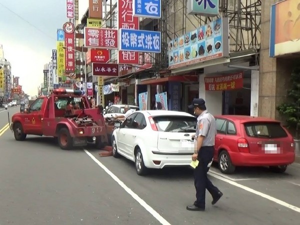 屏東縣警方5月1日起將加強取締併排停車。（圖／翻攝自屏東縣警察局臉書粉絲專頁）