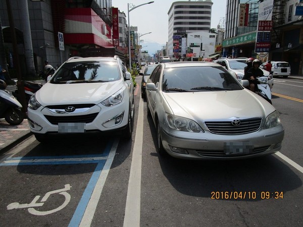 屏東縣警方5月1日起將加強取締併排停車。（圖／翻攝自屏東縣警察局臉書粉絲專頁）