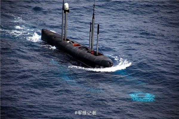 基洛級潛艇進行下潛，僅露出艦橋。（圖／翻攝自環球網）