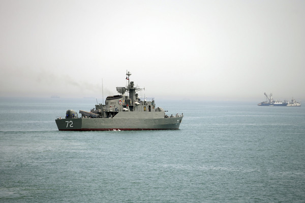 伊朗警告若美國不中止威脅，就要封鎖波斯灣出海口。圖為伊朗海軍在波斯灣航行。（圖／達志影像／美聯社）