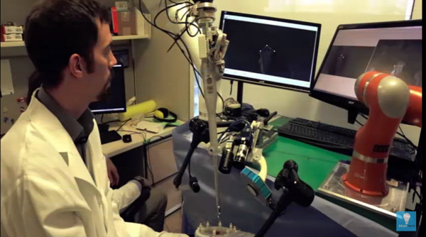 機器人成功縫豬腸 可望協助複雜手術。（圖／翻攝自YouTube）