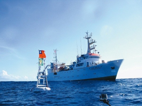 日本船制止「海研一號」研究　海巡署派「南投艦」解危（圖／台大海洋所網站）