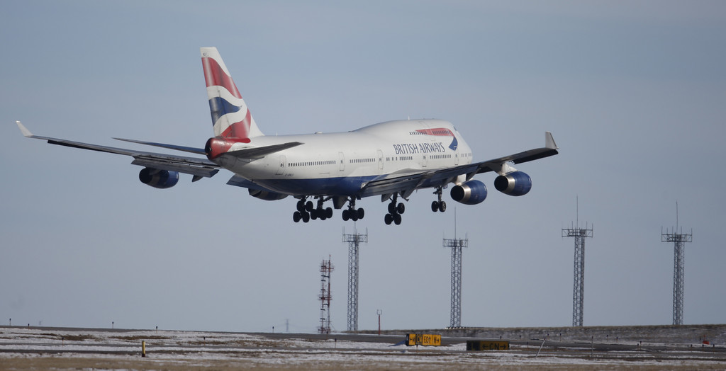 飛行員「左右不分」出事了！　英航347人客機恐怖起火