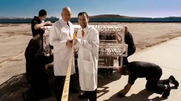 製造可樂戰車的Stephen（左）與Fritz（右）。（影音／取自YouTube）