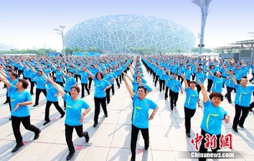 中國集結6城市31,697人跳廣場舞，創下金氏世界紀錄。（圖／翻攝自中國新聞網）