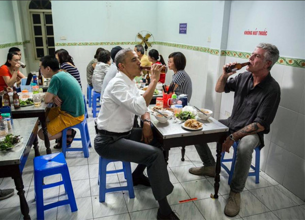 美國總統歐巴馬23日晚間出現在越南河內一家小吃店大啖河粉，展現親民的一面。（圖／翻攝自Anthony Bourdain臉書）