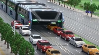中國設計高架公車，這不是巨無霸自動洗車機嗎？
