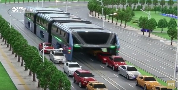 要怎麼解決交通擁擠問題？大陸某間企業正在研發「立體快巴」（Transit Elevated Bus）。（圖／翻攝自YouTube）