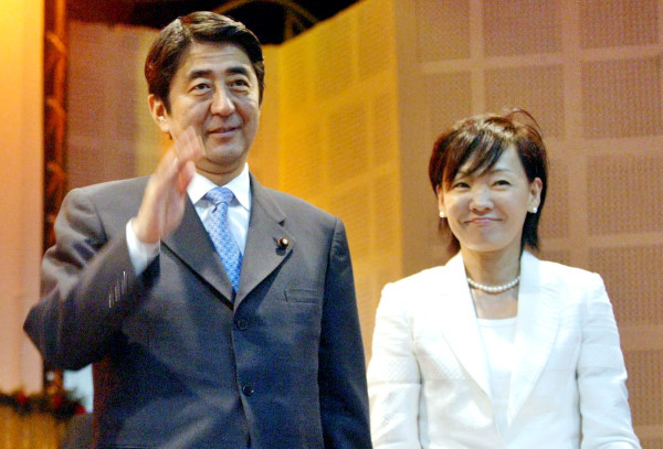 安倍晉三與妻子安倍昭惠。(圖／達志影像／美聯社) 