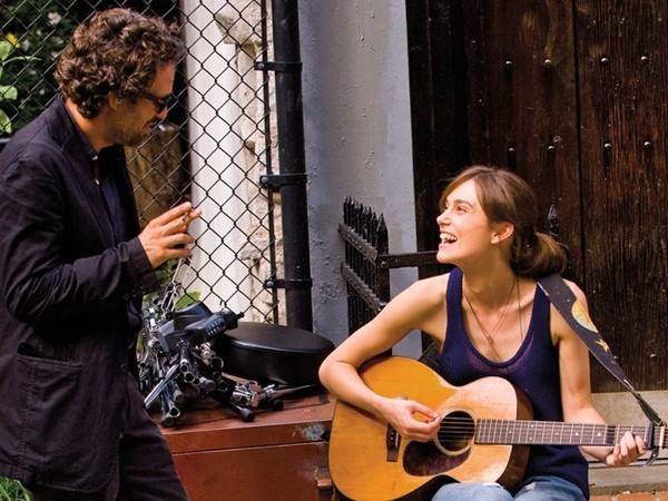 ▲綺拉奈特莉在《曼哈頓戀習曲》飾演擅長自彈自唱的作曲家。（圖／翻攝自網路）