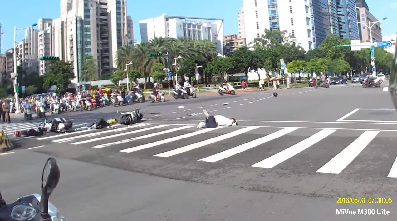 闖紅燈猛撞直行車　騎士「空轉360度」頭撞地昏迷（圖／翻攝YouTube／G）