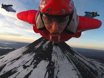 超模挑戰飛越活火山，穿過滾燙濃煙心臟差點漏拍