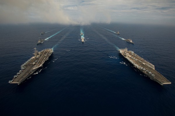 美國派史坦尼斯號和雷根號雙航母，在菲律賓海聯合操演。（圖／翻攝自USS Ronald Reagan (CVN 76)臉書）