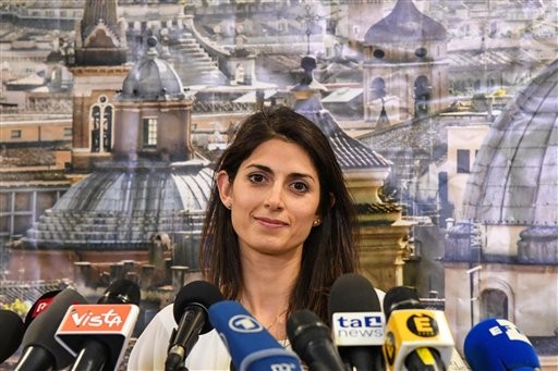 ▲羅馬選出首位女市長拉吉（Virginia Raggi）。(圖／達志影像／美聯社，下同)