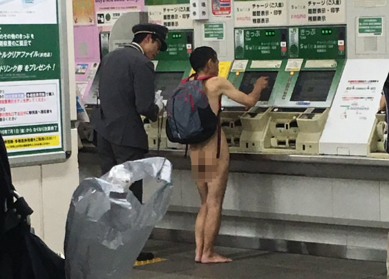 日本男子在秋葉原火車站裸體購票引乘客圍觀拍照。（圖／翻攝自推特@shinkusama05）