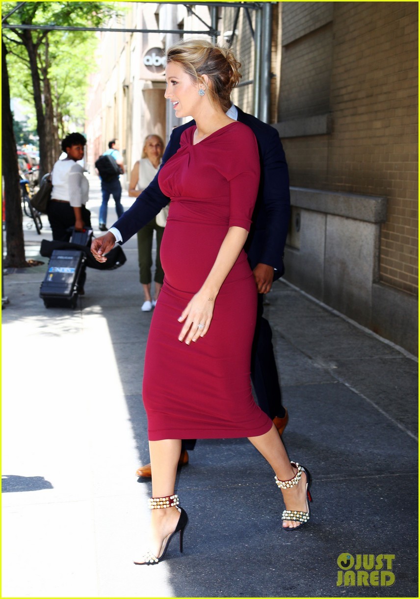 布蕾克莱芙莉怀孕一样时尚,紧身洋装,高跟鞋不离身(图/翻摄自www