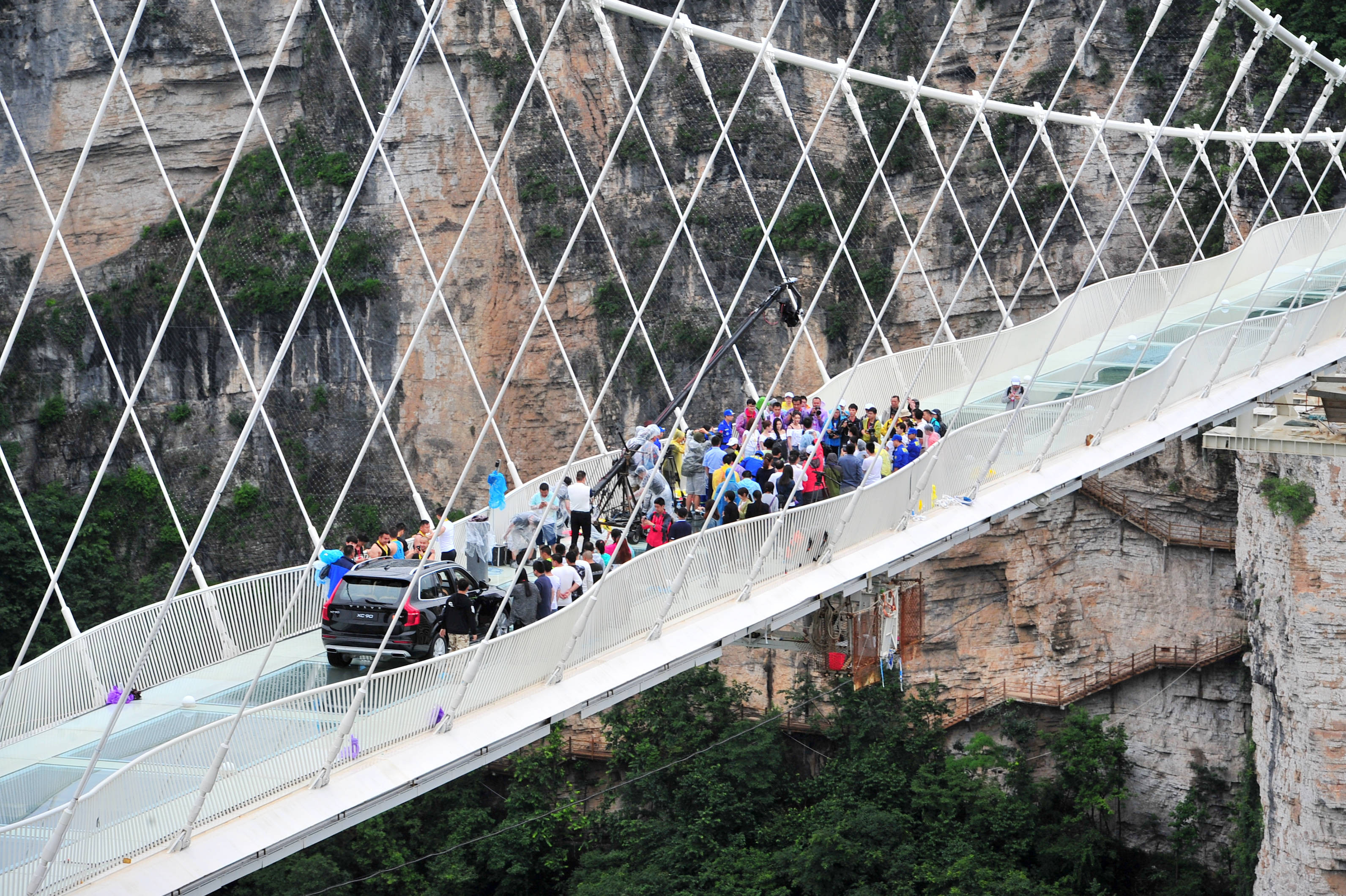 人潮不堪負荷 張家界全球最長玻璃橋開幕13天緊急關閉 Ettoday旅遊雲 Ettoday新聞雲