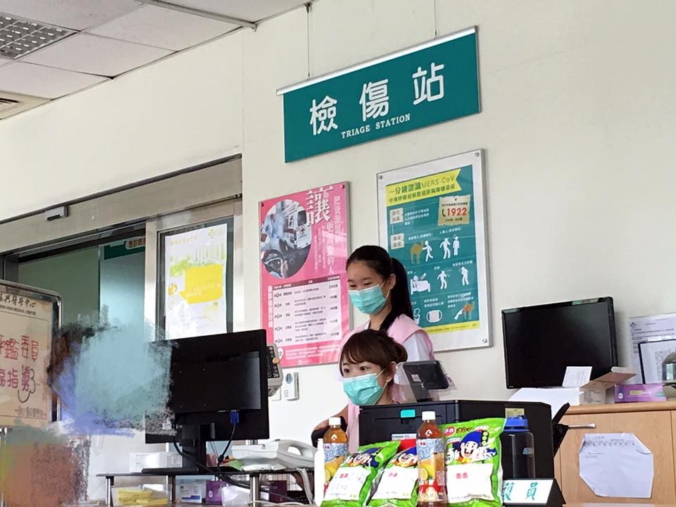 台北醫院檢傷站擺放了「綠色乖乖」及「冰鎮紅茶」。（圖／翻攝自爆料公社）