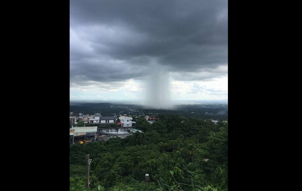 屏東網友在三地門拍下「雨瀑」奇景。（圖／翻攝自爆料公社）