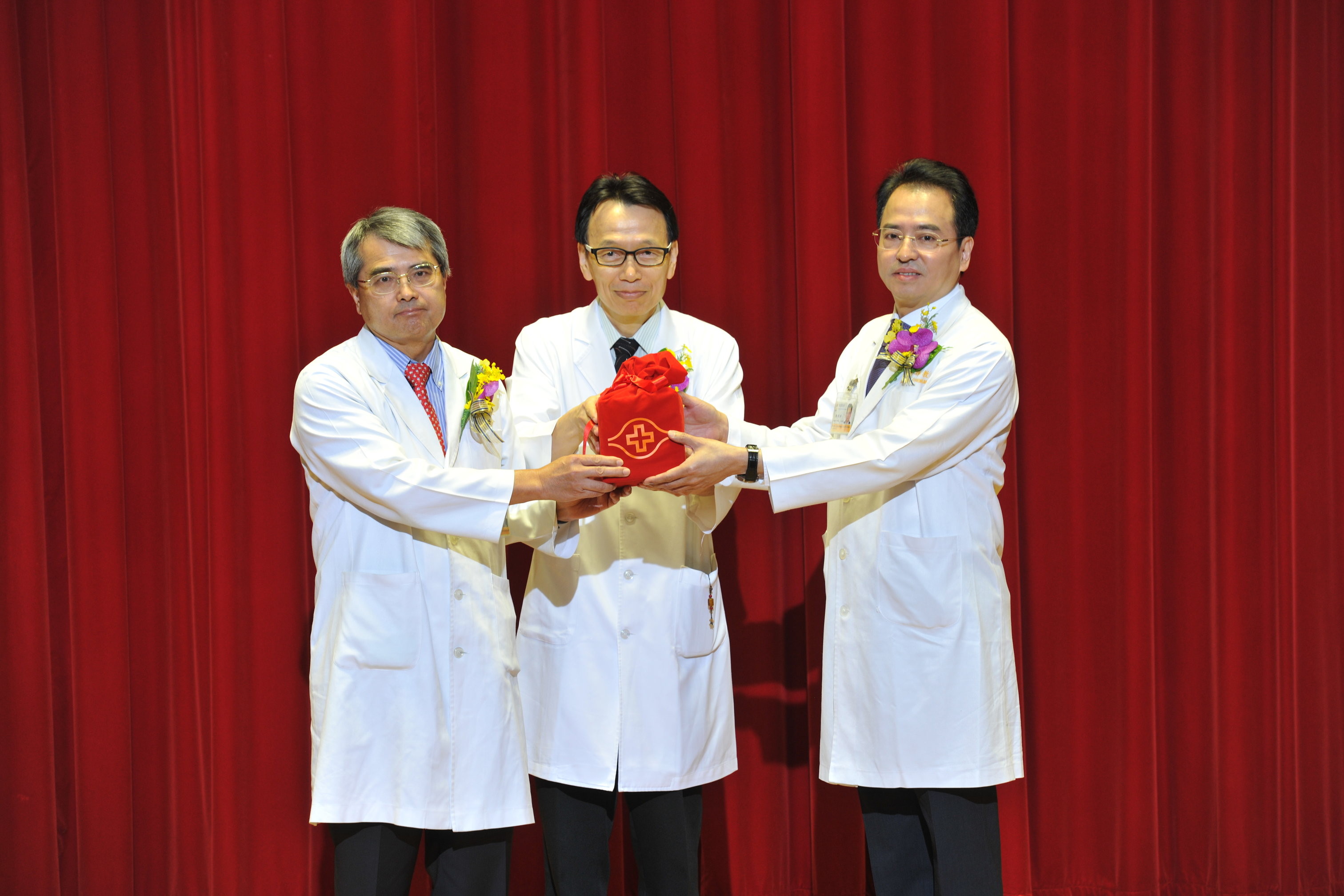 林口長庚院長交接,八仙塵爆總指揮官鄭明輝接任新院長。(圖/林口長庚提供)