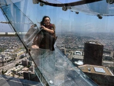 加州高空玻璃滑道，外面風景很美..但我看見人生走馬燈