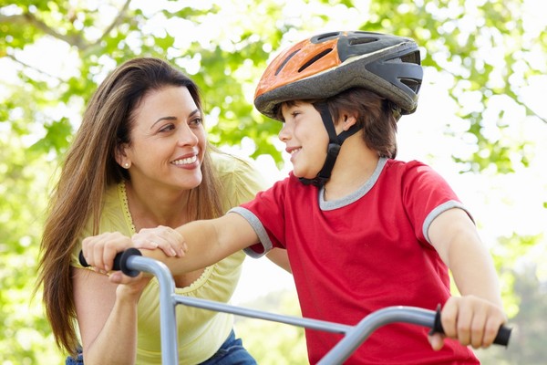 媽媽教兒子騎腳踏車。（圖／達志示意圖）