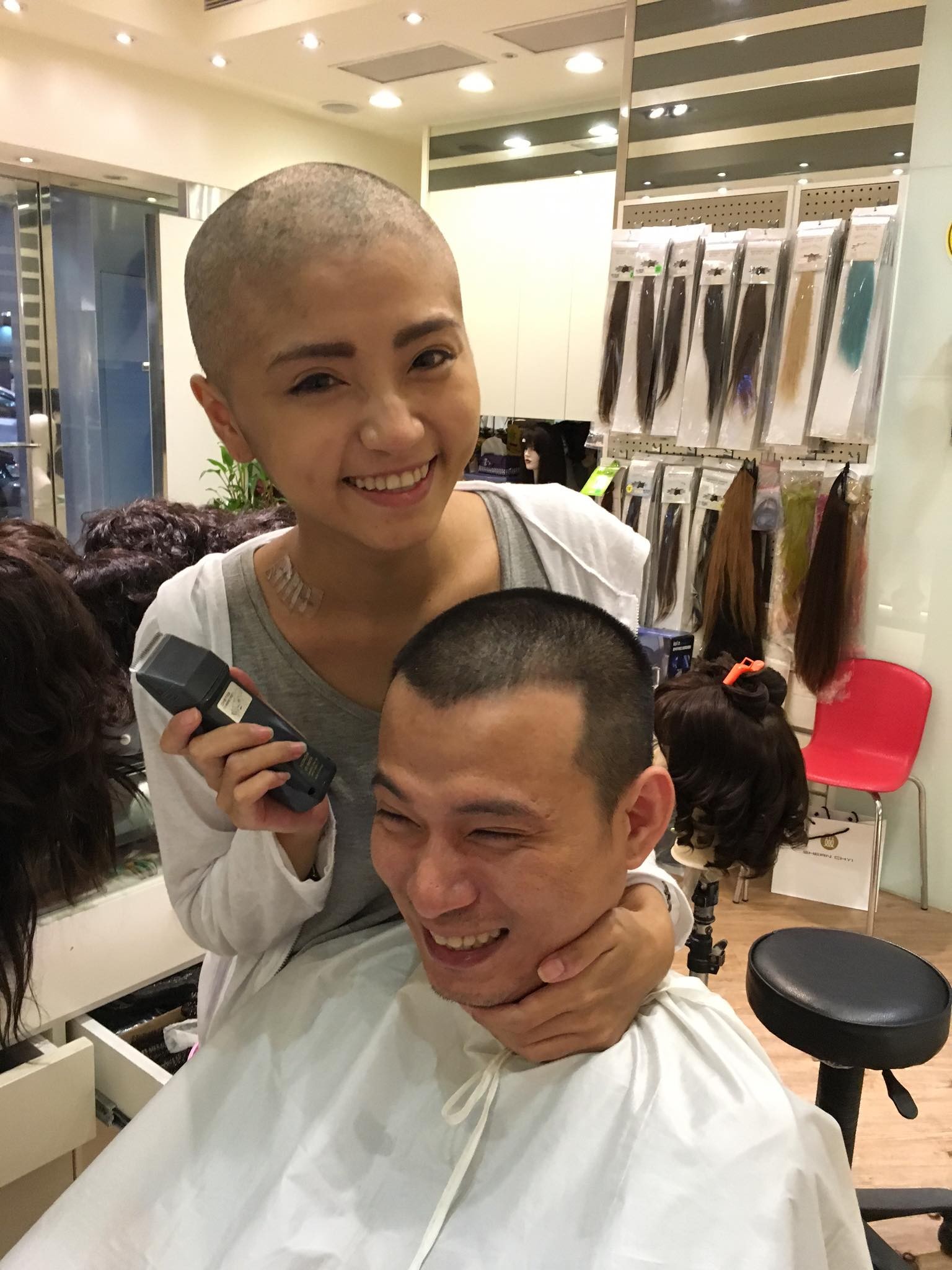 25歲懷孕突發現罹癌，她因化療想剃髮，老公也跟她一起剃。（圖／施柏薇授權使用）