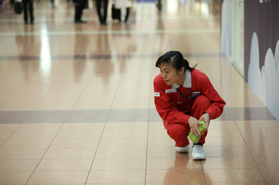 東京羽田機場的清潔員新津春子從事打掃工作多年，她負責任且勤奮認真的態度深受讚賞，甚至吸引NHK節目專訪，被介紹為「日本第一清掃員」（圖／翻攝Amazon.com）