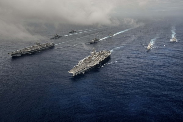 ▲美海軍的斯坦尼斯號（USS John C. Stennis）及列根號（USS Ronald Reagan）高調駛進南海，並宣稱有責任維持爭議海域的平衡。（圖／翻攝自America`s navy）