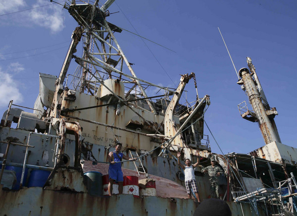 ▲菲律賓的馬德雷山號自1999年停靠仁愛礁至今，已經如同廢鐵船。（圖／達志影像／美聯社）