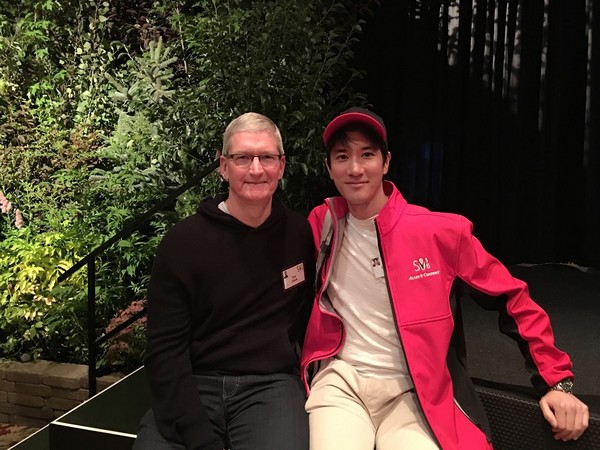 王力宏和蘋果CEO吃早餐，「i7能便宜點嗎」留言大歪樓。（圖／翻攝自王力宏臉書）