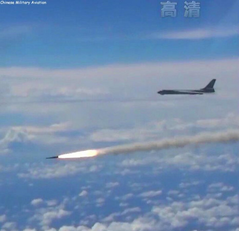 央視首度公開轟-6發射鷹擊-12導彈連續畫面。（圖／翻攝自觀察者網）