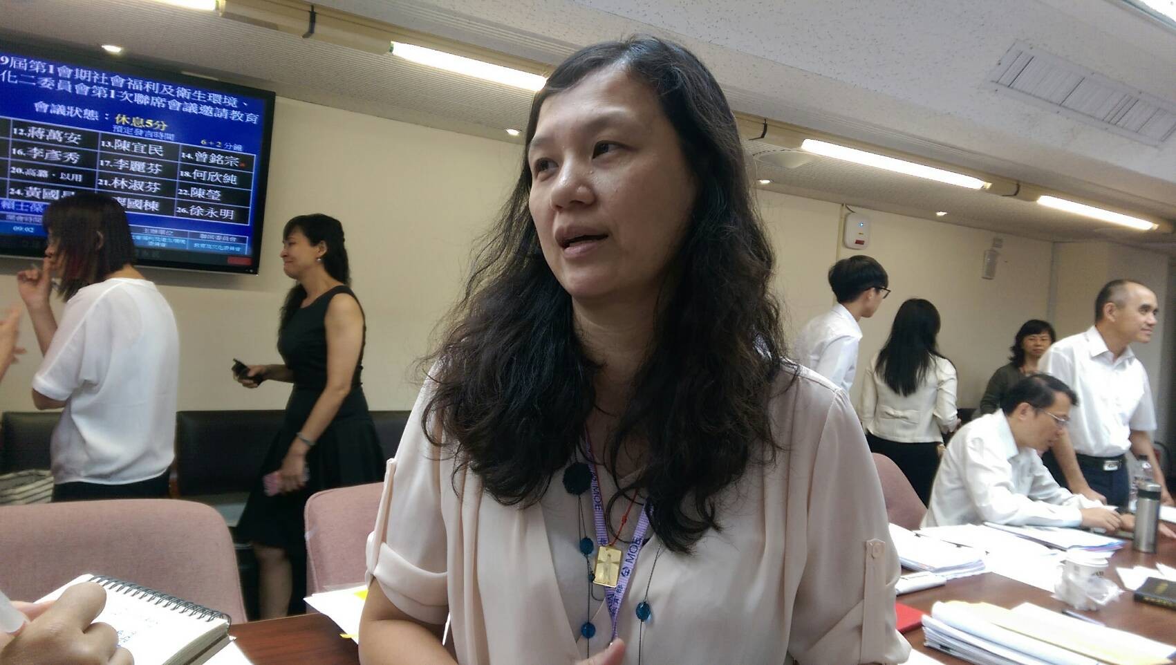 教育部高教司專委王淑娟被政大女學生砸蛋。（圖／記者蕭玗欣攝）