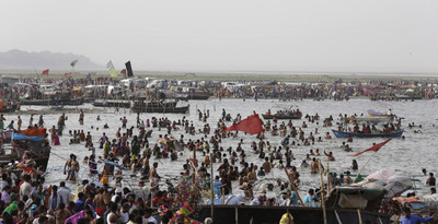 帶恆河水回台一個月「瓶子長黑垢」！台男挨轟急道歉：倒回印度